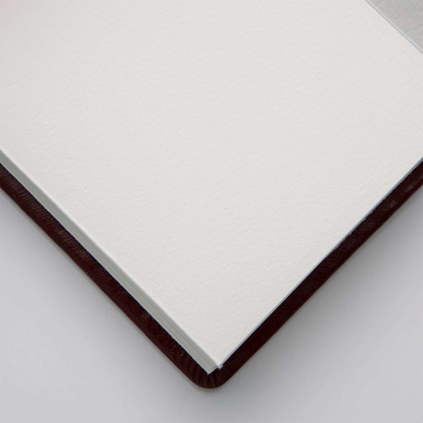 Los cuadernos de bocetos Etchr Accordion están hechos de papel 100% algodón de calidad artística libre de ácido, por lo que son ideales para técnicas húmedas y mixtas. Apto para veganos, la cubierta es de PU.