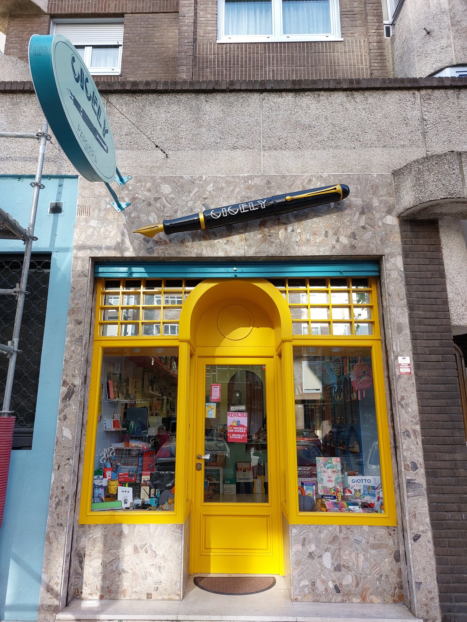 En Cicely Papelería, nos enorgullecemos de ofrecer una selección de productos de alta calidad para satisfacer todas tus necesidades de escritura y papelería. Trabajamos con las mejores marcas del mercado para garantizar la satisfacción de nuestros clientes.
Descubre la elegancia y precisión de los instrumentos de escritura Kaweco. Si buscas fiabilidad y sencillez, BIC tiene lo que necesitas. Para los más creativos, Giotto ofrece una amplia gama de colores y materiales para dar vida a tus ideas.
