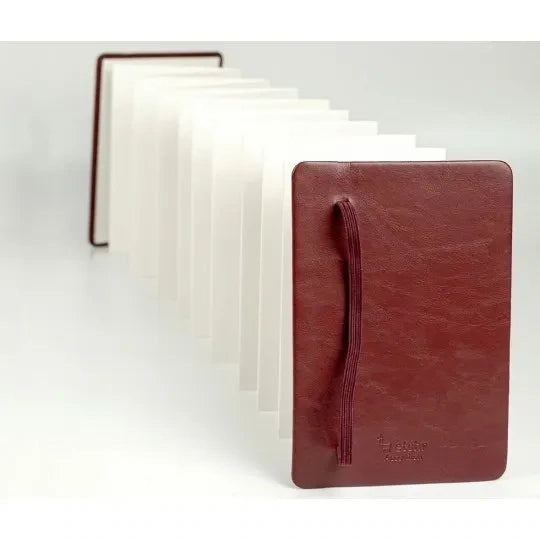 Los cuadernos de bocetos Etchr Accordion están hechos de papel 100% algodón de calidad artística libre de ácido, por lo que son ideales para técnicas húmedas y mixtas. Apto para veganos, la cubierta es de PU.