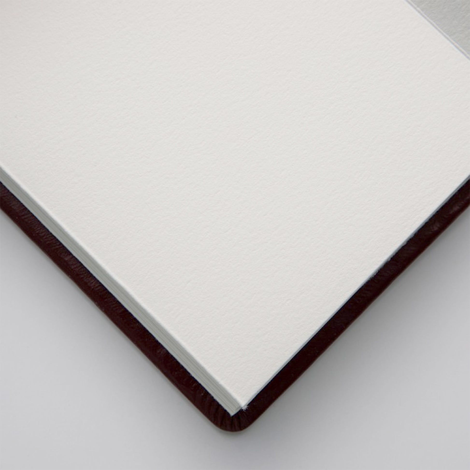 Los cuadernos de bocetos Etchr Accordion están hechos de papel 100% algodón de calidad artística libre de ácido, por lo que son ideales para técnicas húmedas y mixtas. Apto para veganos, la cubierta es de PU.
