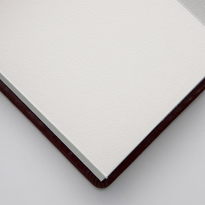 Los cuadernos de bocetos Etchr Accordion están hechos de papel 100% algodón de calidad artística libre de ácido, por lo que son ideales para técnicas húmedas y mixtas. Apto para veganos, la cubierta es de PU.